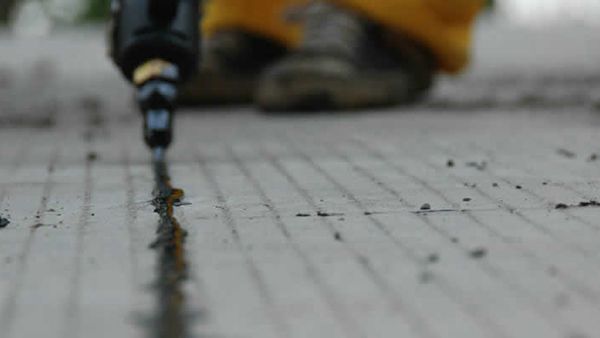 Машина для заливки трещин и швов на асфальте